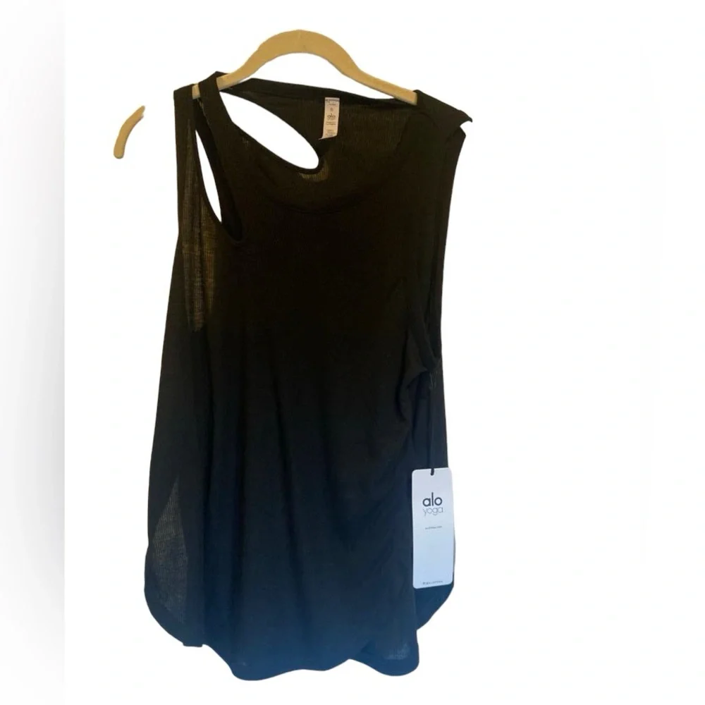 NWT Alo Yoga ribbed peak tank Size S